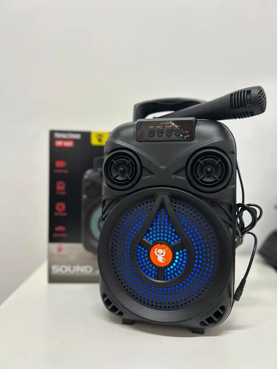 Parlante mediano con micrófono